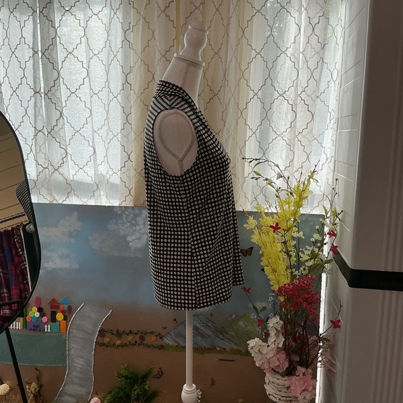 Anne Klein Black and White Sleeveless Blouse - Picture 2 of 5